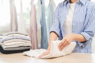 Z wszystkimi koszulami męża robię to! Dzięki temu nie muszę ich prasować. Nie ma nawet jednego zagniecenia. Prasowanie bez żelazka