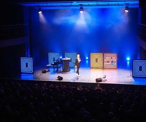 Maciek Stuhr w stand up-ie w Teatrze Rozrywki w Chorzowie