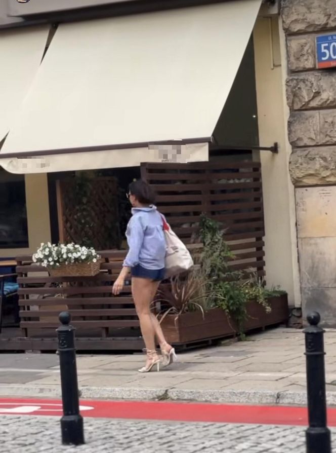Anna Popek w krótkich szortach paraduje po mieście.