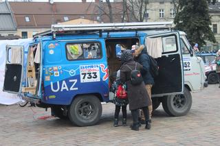 WOŚP 2023 w Krakowie: zlot samochodów Złombol na Rynku Podgórskim