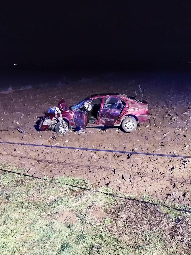 Sikorzyce. Uderzył w słup i wypadł z jezdni. Honda wylądowała w szczerym polu