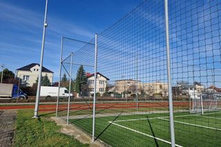 ​Boisko koło szkoły na Zatorzu w Lesznie jak nowe. Co się zmieniło?