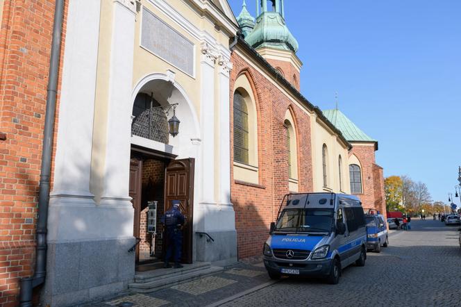 Poznań: Protest w sprawie aborcji w katedrze! "Katoliczko nie jesteś sama" [ZDJĘCIA] 