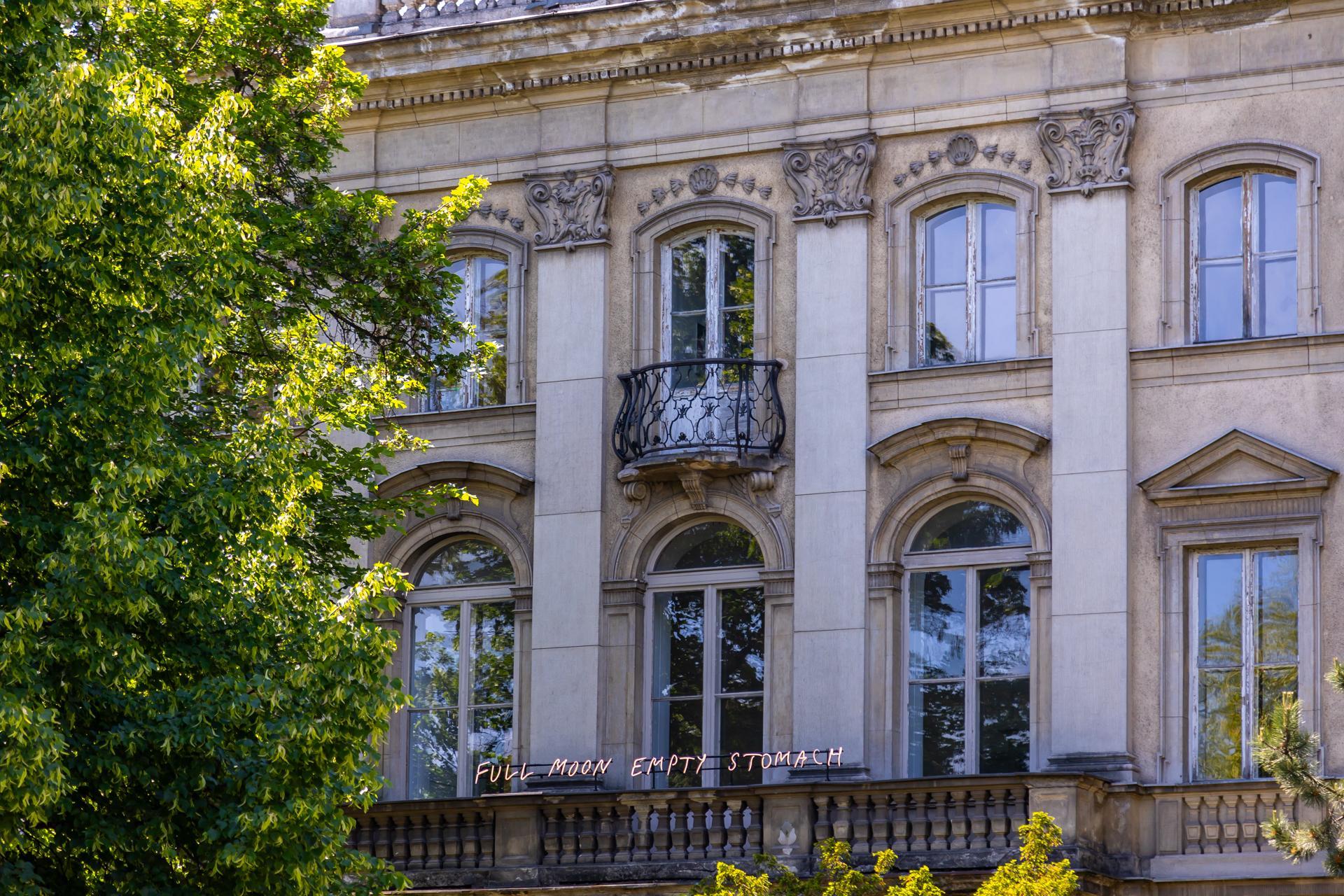 NADA Villa czyli Willa Gawrońskich w Warszawie - zdjęcia wnętrz zabytkowego pałacu i byłej ambasady