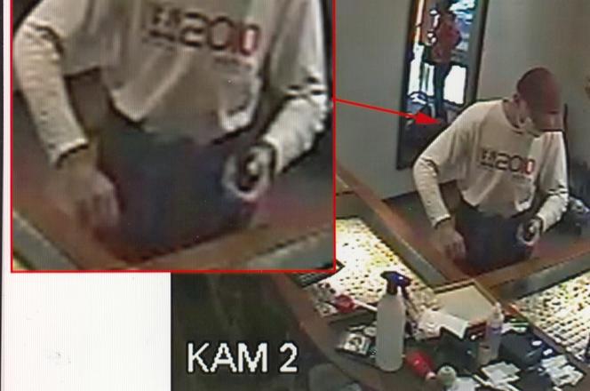 AMATORZY napadli na sklep jubilerski, ale nic nie ukradli! I tak szuka ich policja! [ZDJĘCIA]