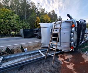 Spowodował wypadek na Obwodnicy Trójmiasta. Ciężarówka przewróciła się na drogę. Teraz usłyszał zarzuty 