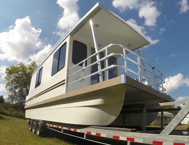 Miniaturowy houseboat do przewożenia na przyczepie