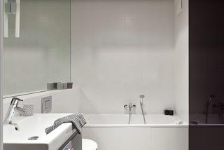Nowoczesne wnętrza mieszkań: nowoczesna łazienka z detalem w kolorze!