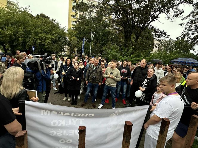 Setki osób upamiętniły Oliwiera. 20-latek zmarł po interwencji policji. "Zabili go jak zwierzę"