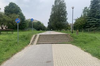 Absurd w Lublinie. Ścieżkę rowerową dzielą... schody