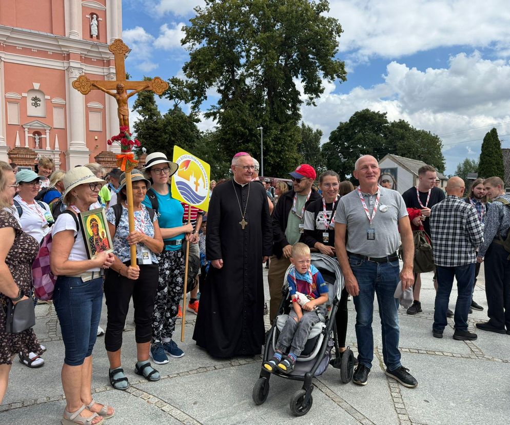 Pielgrzymom na drogę w Skrzatuszu pobłogosławił bp senior Edward Dajczak