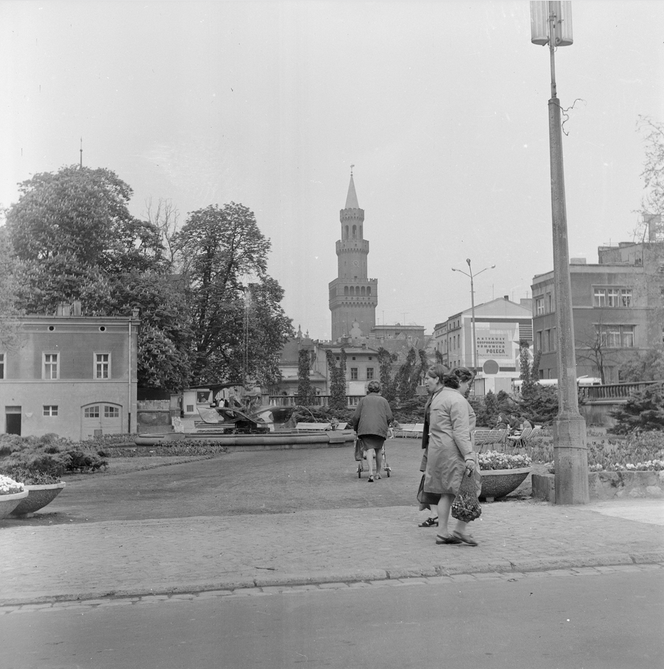 Plac Wolności - widoczna m.in. fontanna. W oddali wieża Ratusza, 1973-05-11 