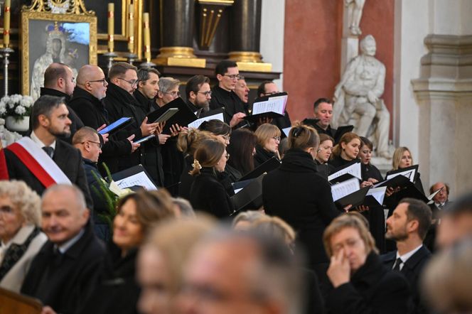 Pożegnali wielką damę polskiej kultury. Kidawa-Błońska przesłała piękny wieniec