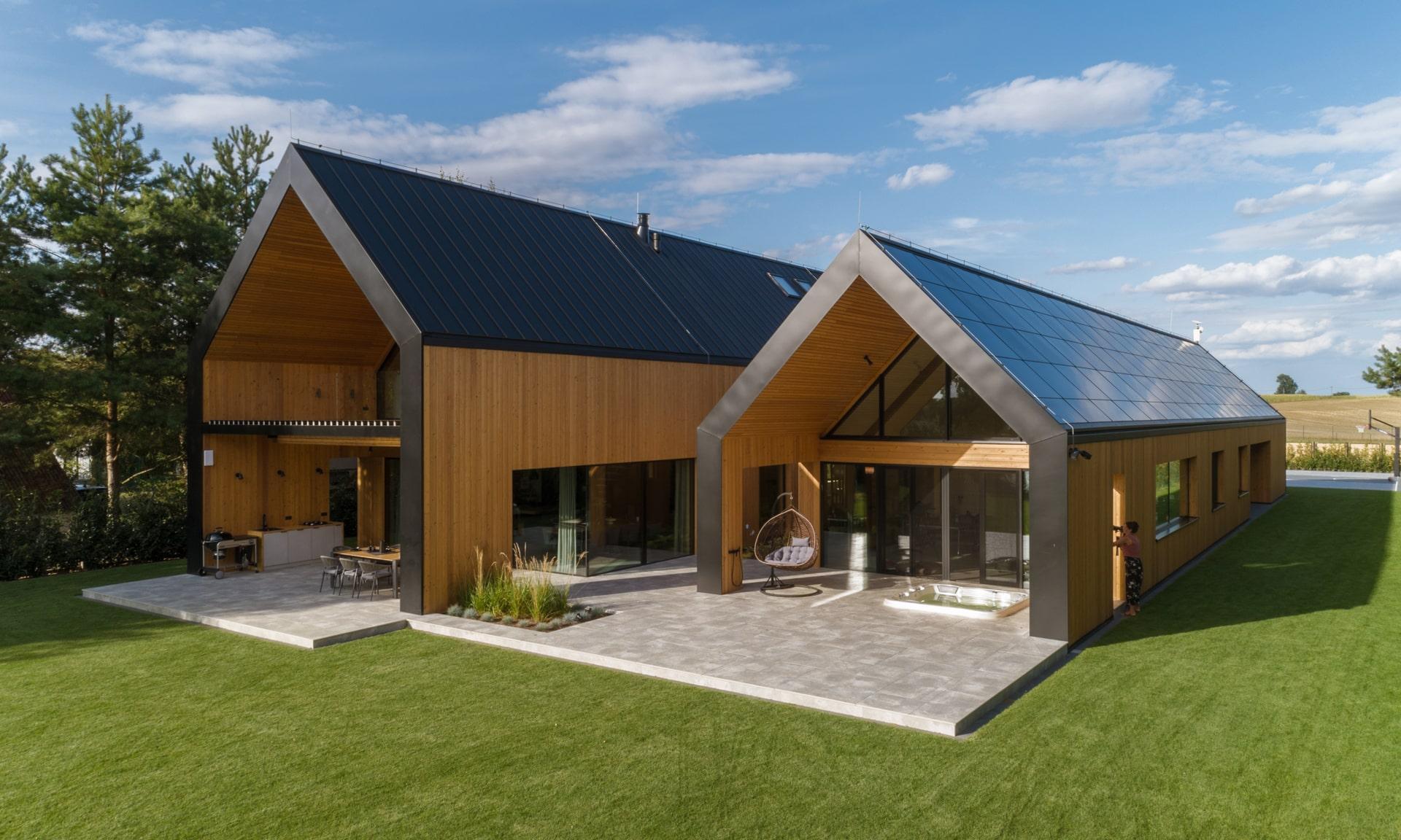 Dom na Kujawach. Dwie stodoły nad jeziorem