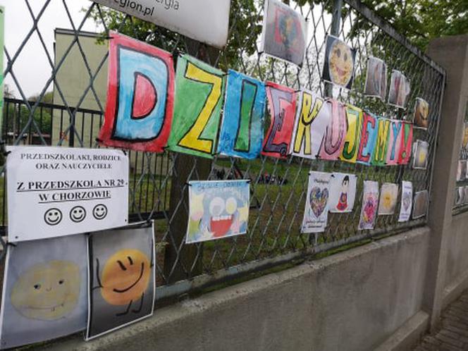 Wzruszające transparenty na płocie szpitala w Chorzowie. Przedszkolaki dziękują lekarzom!