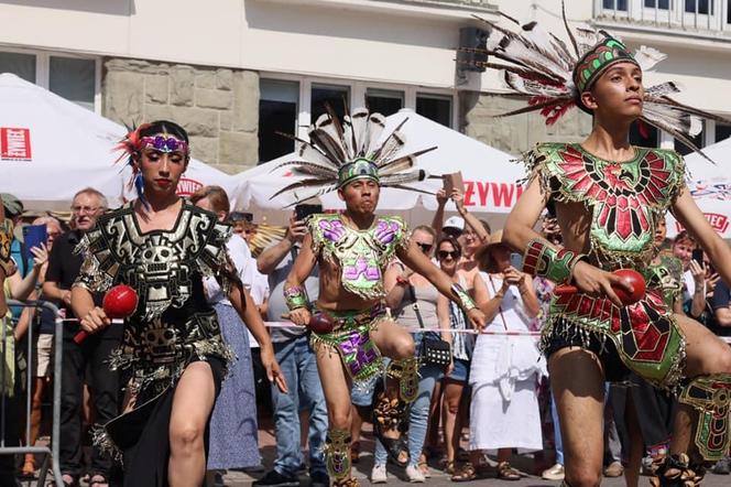 Wielobarwny korowód przemaszerował przez centrum Wisły. Trwa 61. Tydzień Kultury Beskidzkiej 