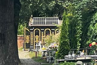 Grobowiec na cmentarzu w Katowicach-Załężu. Na dachu zamontowano fotowoltaikę 