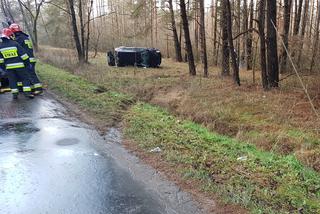 Wypadek Suraż - Kowale. Ford wpadł w poślizg i dachował. W środku były dwie kobiety [ZDJĘCIA]