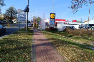 Puławy. Kierowca audi zasłabł i wjechał w paczkomat uszkadzając zawór gazu. Ewakuacja sklepu Lidl