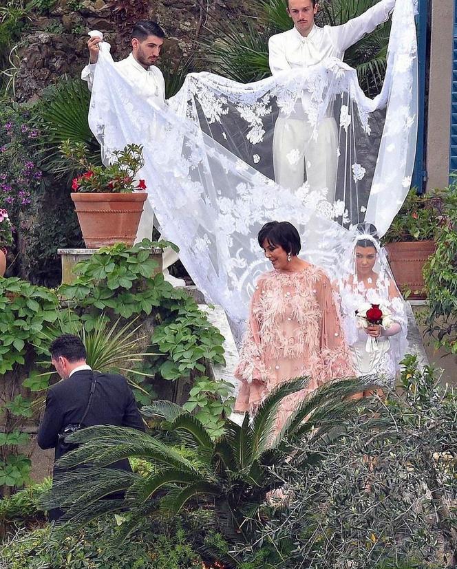 Ta sukienka przejdzie do historii. Kourtney Kardashian poszła w niej do ślubu!