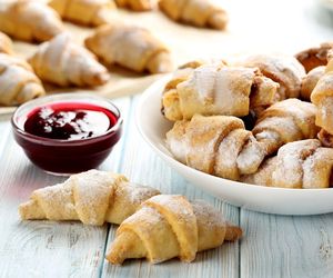 Najlepsze kruche rogaliki. Upiecz je metodą 1:1:1, a wyjdą obłędne 