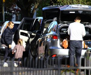 K. Tusk z mężem przenoszą rzeczy z lexusa do innego auta: Córka oddała ojcu samochód