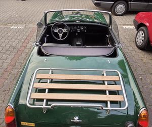 Klasyczna motoryzacja znów zachwyciła Bydgoszcz. „Bydgoskie Klasyki Nocą” przy Torbydzie