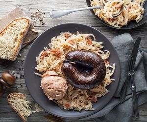 Kaszanka z grilla z kapustą kiszoną. Szybki przepis na majówkę i nie tylko