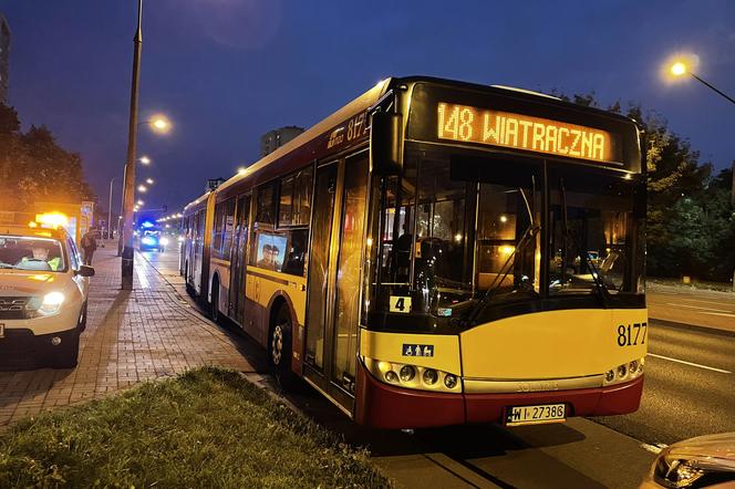 Miejski autobus potrącił pieszą na Gocławiu. Poszkodowana trafiła do szpitala