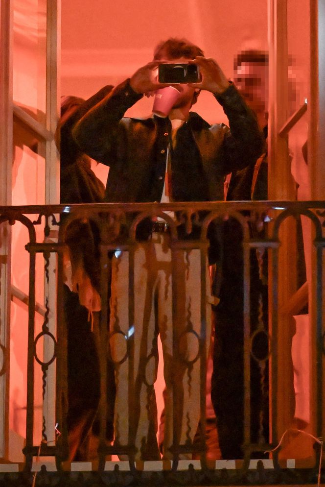 Maciej Musiał całował ukochaną na balkonie