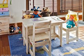 Mały stolik i krzesełka w pokoju dziecka