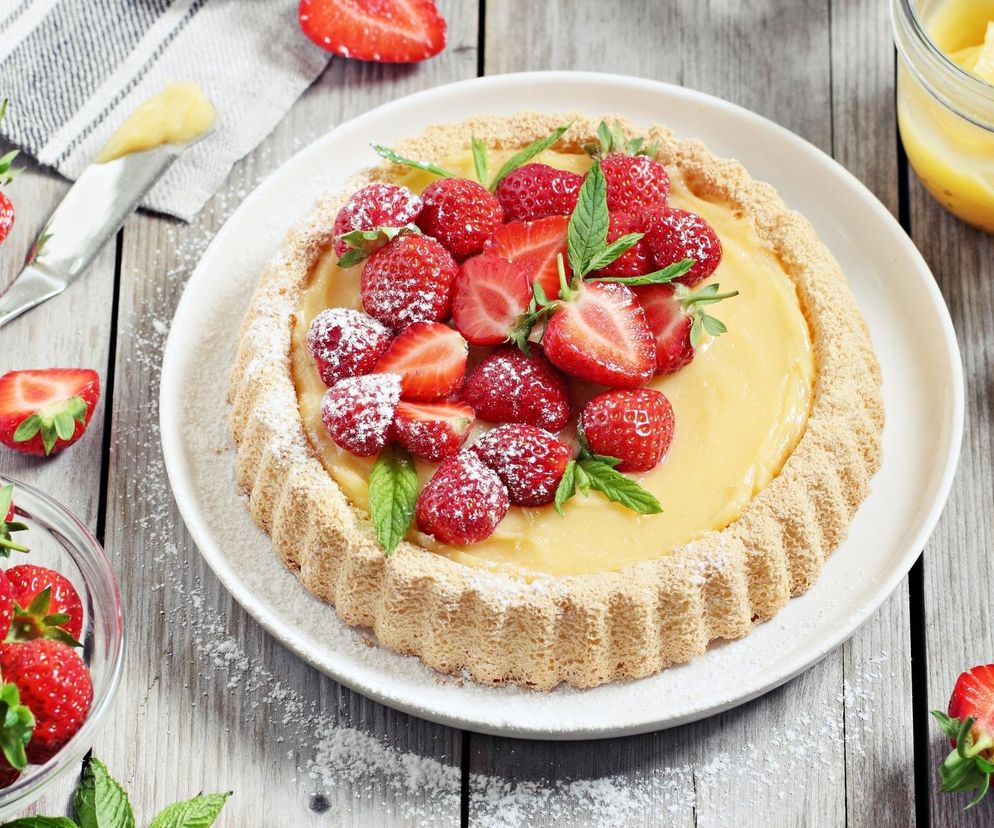 Tarta truskawkowo-cytrynowa to hit lata. Bez pieczenia i bez problemu