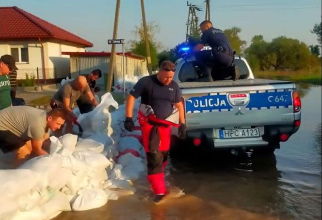 Bydgoscy policjanci pomagają mieszkańcom obszarów dotkniętych powodzią