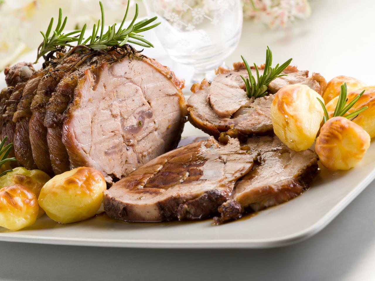 Pieczeń cielęca z winogronami: pomysł na elegancki obiad