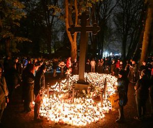   Setki migoczących zniczy. Tak wyglądają polskie cmentarze po zmroku. Zobacz niezwykłe zdjęcia