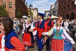 Kolorowa parada na otwarcie Dni Torunia. Przeszła przez serce toruńskiej starówki
