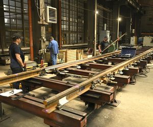 Kraków buduje Warszawie plac Zawiszy. Byliśmy w fabryce, gdzie powstanie 121 elementów wielkiej układanki