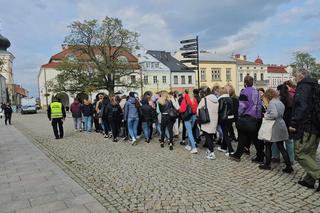 Przeszli przez miasto w milczeniu dla Remka