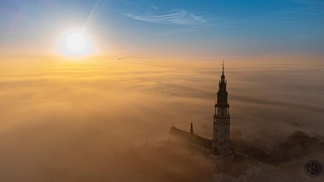 Jasna Góra jak samotny okręt we mgle. Wyjątkowe zdjęcia