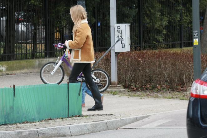 Kasia Tusk uczy córeczkę jeździć na dwukołowym rowerku