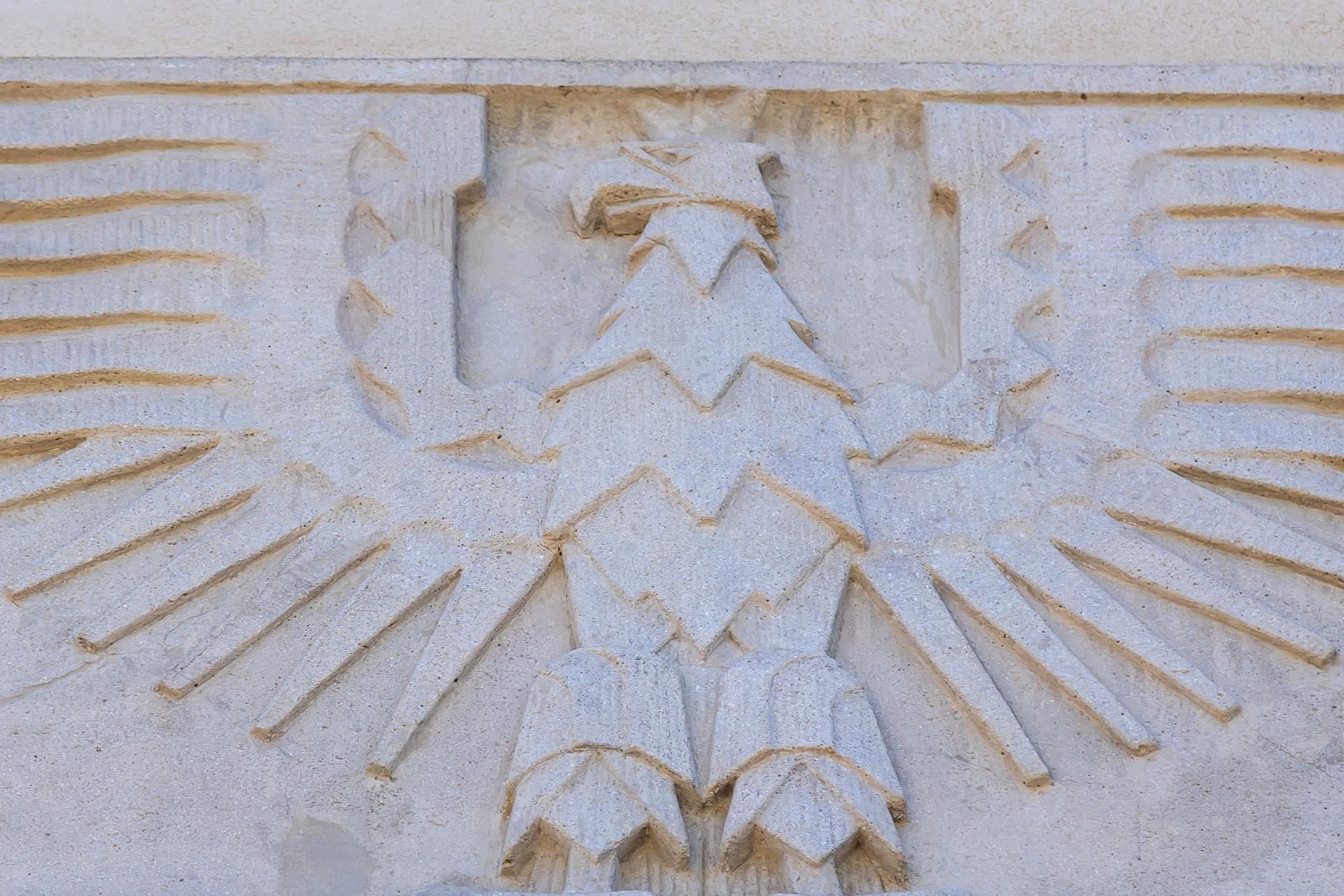 Orły na przedwojennych budynkach w Warszawie