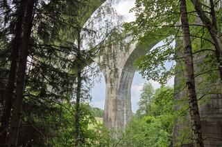   Zabytkowe mosty w Stańczykach przyciągają rzesze turystów. Należą do jednych z najwyższych w Polsce [ZDJĘCIA]