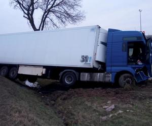 Śmiertelny wypadek na DK14! Mieszkaniec Łodzi nie miał szans w zderzeniu z tirem [ZDJĘCIA]. 