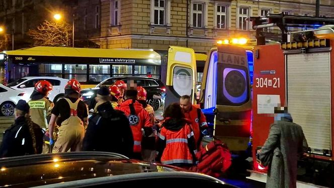  Dramat w centrum. Pieszy wpadł pod rozpędzony pociąg. W stanie krytycznym trafił do szpitala