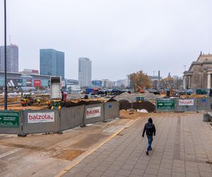 Trwa przebudowa części dawnego Placu Defilad w plac Centralny