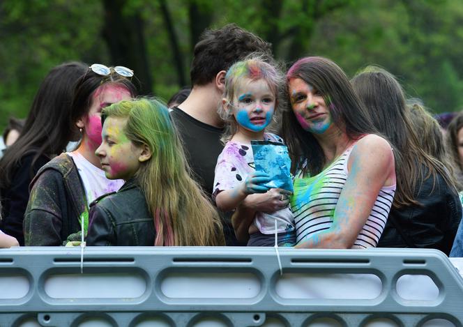 Lublin „wybuchł” kolorami. Holi Festival nad Zalewem Zemborzyckim