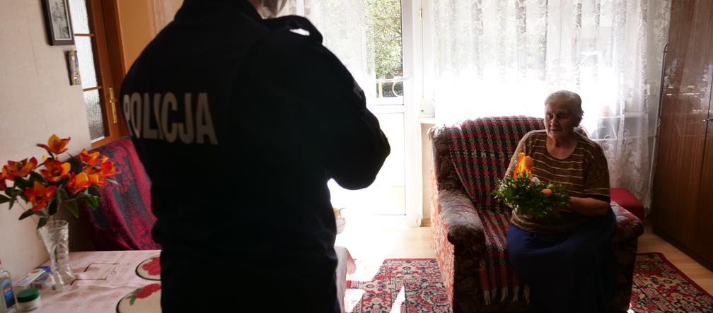 Policjanci z Ostródy pomagają żonie bohatera wojennego