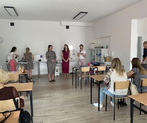 Wakacyjny patrol Eska Summer City w olsztyńskim oddziale Szkoły Policealnej Pascal