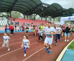 Pomaganie przez bieganie w Łomży. Za nami 7. PKO Bieg Charytatywny! ZDJĘCIA