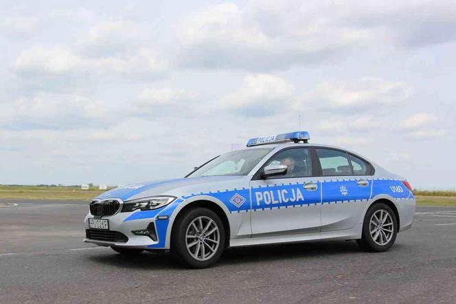 Policjanci przechodzą szkolenia z jazdy oznakowanymi BMW serii 3